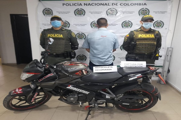 En las últimas horas Policía Nacional logra la recuperación de tres automotores Persona capturada-policías custodiando-elemento recuperado