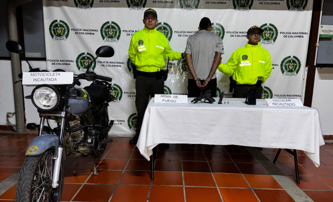 Hombre capturado en medio de dos Polic&iacute;as