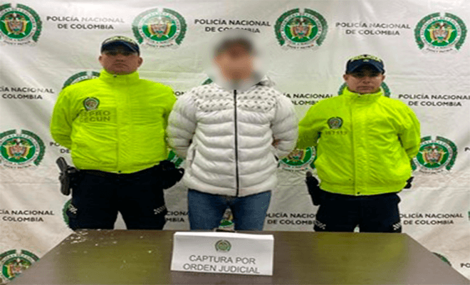 Una persona capturada por dos policías.