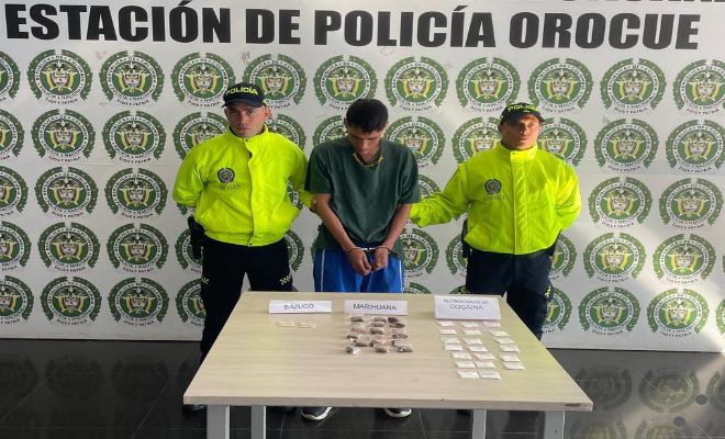 Dos policías con un capturado por porte y tráfico de estupefacientes 