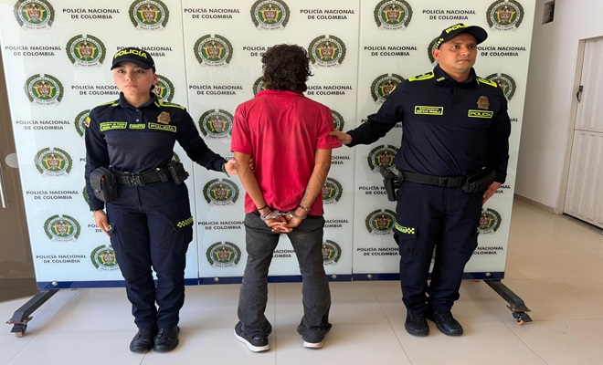 Dos Policías prestando seguridad a un hombre capturado por el delito de hurto.