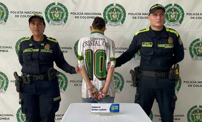 Hombre capturado en medio de dos Polic&iacute;as