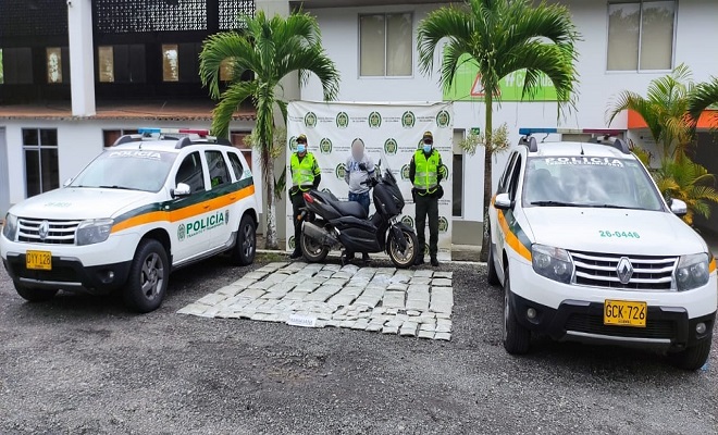 Omitió la señal de pare de los uniformados y quiso deshacerse de la droga  Capturado con 35 kilos de marihuana