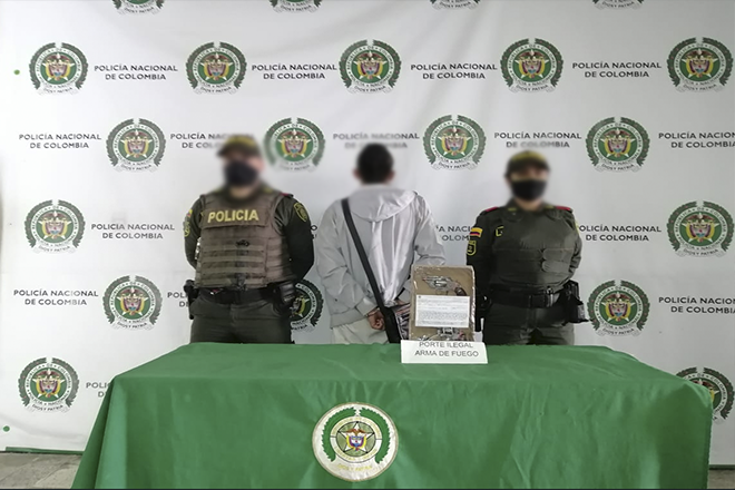 Gracias a la reacción de la Policía fue posible sacar de las calles  dos armas de fuego ilegales Capturamos un hombre de 21 años por porte ilegal de armas de fuego
