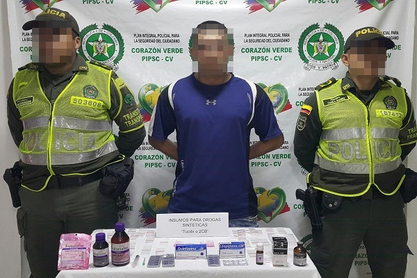 Capturado en un bus de servicio público Elementos incautados para producción de droga sintética