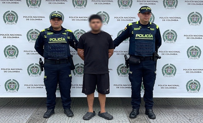 dos policías y un capturado 