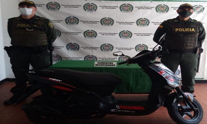 En Armenia y Calarcá se logra la recuperación de dos motocicletas Motocicleta recuperada-policías custodiando