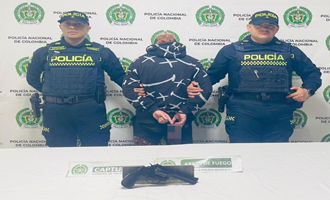 dos funcionarios policiales y un capturado por porte ilegal de armas de fuego