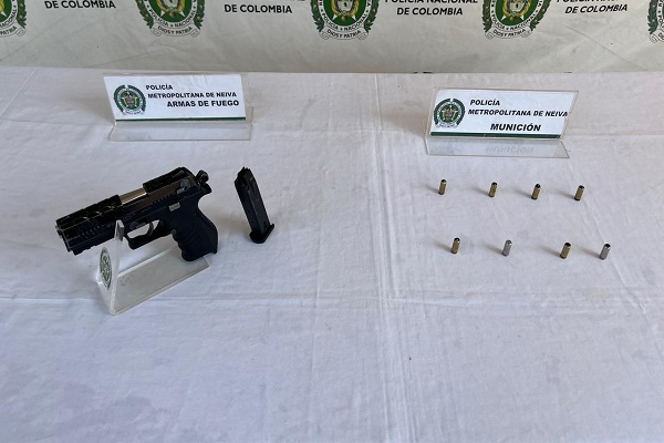 Arma de fuego y ocho cartuchos