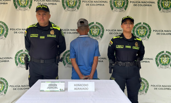 Hombre capturado en medio de dos Polic&iacute;as