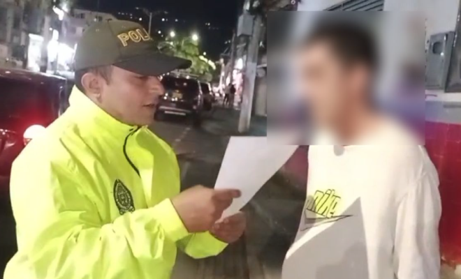 Polic&iacute;a de la SIJIN lee derechos al hombre capturado
