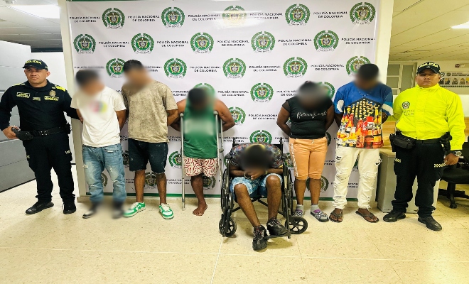 Dos policías, seis capturados