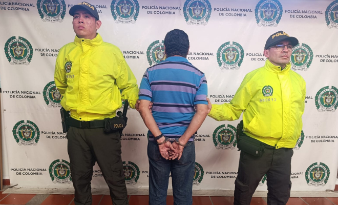 Hombre capturado en medio de dos Polic&iacute;as