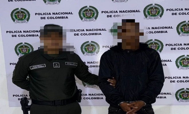 Polic&iacute;a sostiene de la mano a la persona responsable de intento de feminicidio