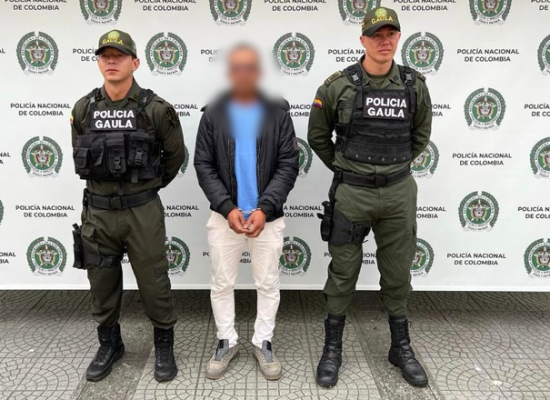 Persona capturada-policías custodiando