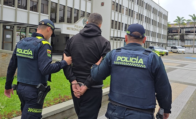 Dos policías con un capturado de espaldas