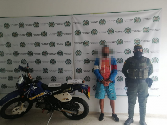 En desarrollo de las actividades operativas alineadas a la Ofensiva Nacional Contra el Delito y la Seguridad Ciudadana ordenada por el Gobierno Nacional, unidades policiales pertenecientes al modelo nacional de vigilancia comunitaria por cuadrantes, lograron en las últimas horas mediante una oportuna reacción la detención de una persona y la recuperación de una motocicleta.    Los hechos que fueron registrados fílmicamente por operadores de las cámaras de seguridad del circuito cerrado de televisión (CCTV) 