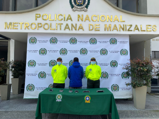 1 persona capturada-policías custodiando