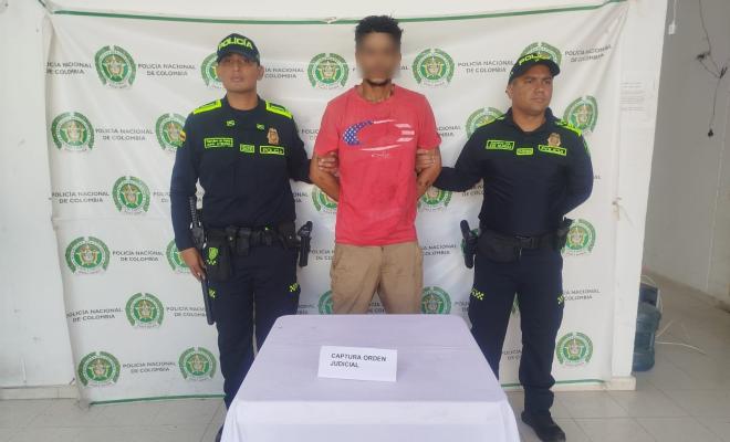 Dos policías con un capturado