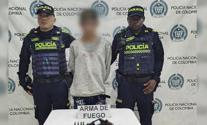 Dos polic&iacute;as y un capturado.