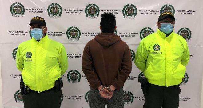 Capturamos a una persona que había agredido con arma de fuego a un ciudadano en Nobsa  una persona capturada-policías custodiando