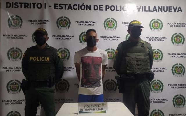Una persona capturada-policías custodiando