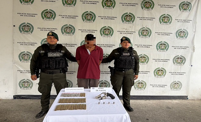 Dos policías y un capturado en flagrancia de un hombre conocido con el alias “007”, de 33 años de edad, en el barrio Buena Vista, Comuna 4 de Barrancabermeja