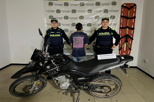 Dos Policías, un capturado presunto responsable del delito de hurto, motocicleta inmovilizada