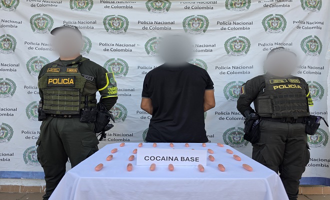 Dos Polic&iacute;as de la Seccional de Tr&aacute;nsito y Transporte junto al sujeto capturado que transportaba c&aacute;psulas de base de coca