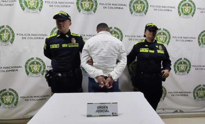 Hombre capturado en medio de dos Polic&iacute;as