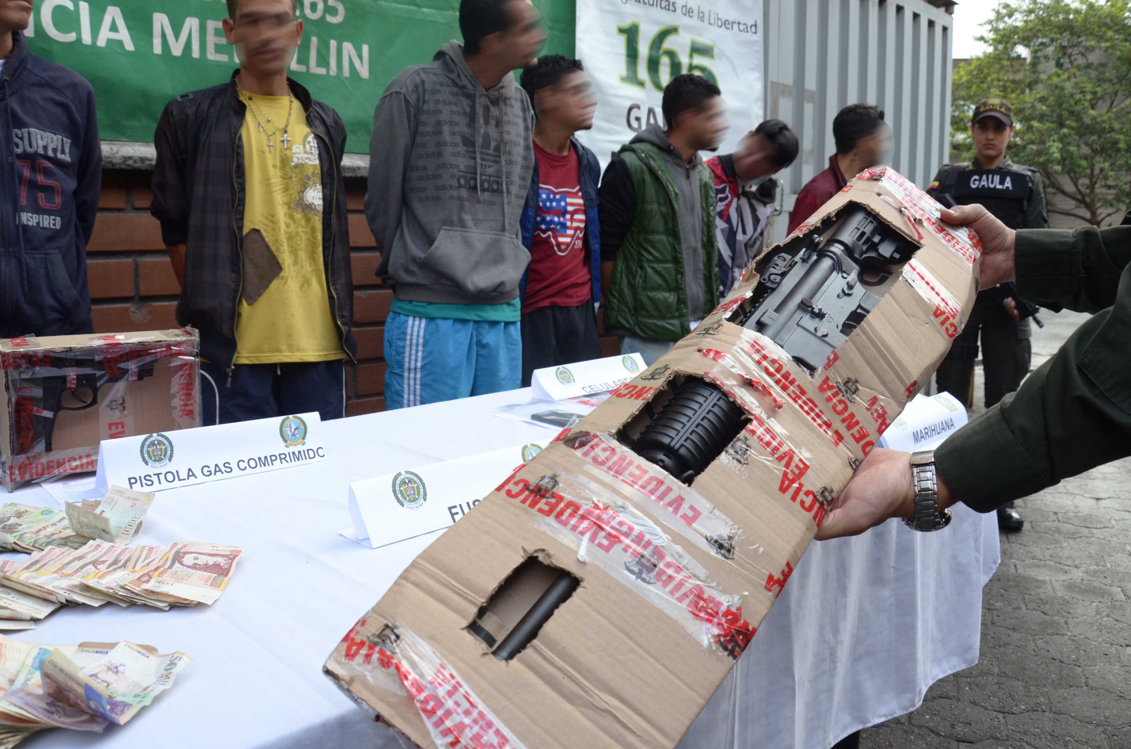 Operativo contra la extorsión en Medellín Capturados junto con armas y dinero incautado