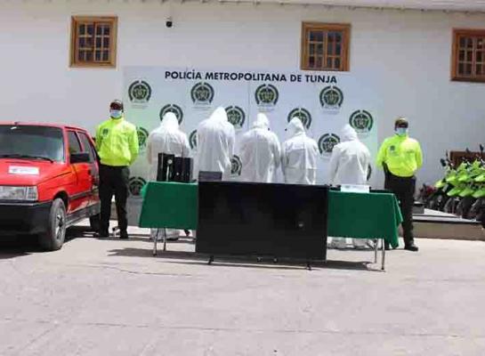 Después de diez meses de labores investigativas fueron capturados en Tunja  ¨Los Gamas¨ 5 personas capturadas-policías custodiando