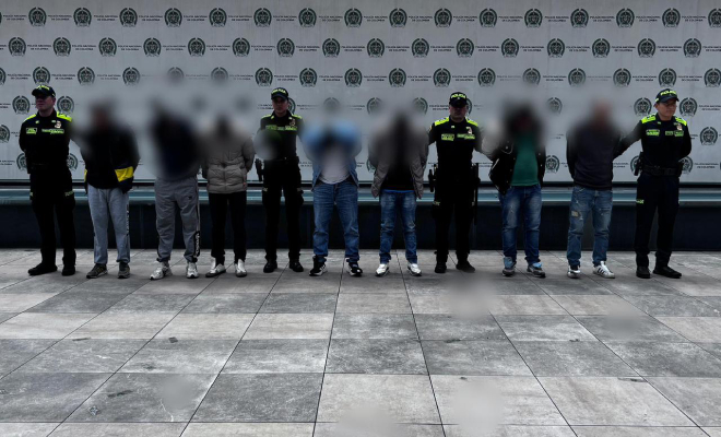 siete hombres presentados a la opinión pública que hurtaban entidades financieras en Bogotá