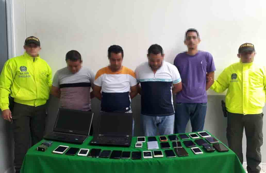 En los allanamientos se logró la incautación de equipos tecnológicos para manipulación y alteración de celulares.