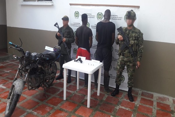 Capturamos a 02 hombres por porte ilegal de arma de fuego. Capturamos a 02 hombres por porte ilegal de arma de fuego.
