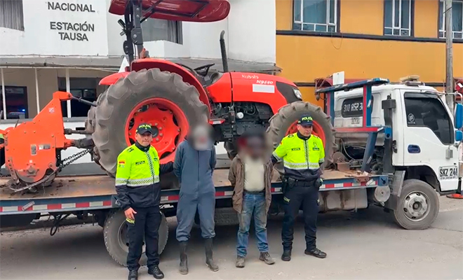 Dos personas capturadas por dos policías y una maquina agrícola