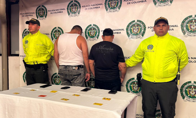 Capturados en medio de dos policías