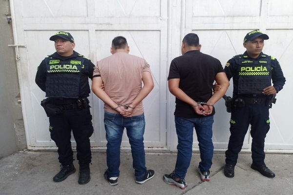 Dos Policías y dos personas capturadas por hurto