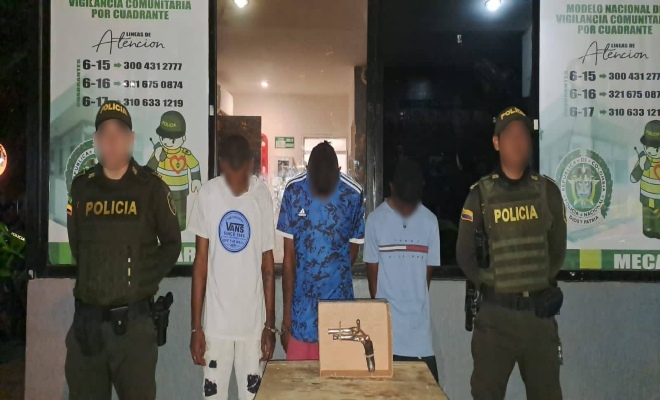 Personas capturadas-policías custodiando