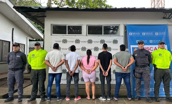 Cinco capturados de espaldas del frente 44 de las farc en custodia dos polic&iacute;as de la Seccional de Investigaci&oacute;n Criminal y dos funcionarios del (CTI) de la Fiscal&iacute;a General de la Naci&oacute;n