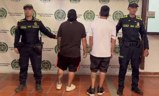 Dos hombres capturados en medio de dos Polic&iacute;as