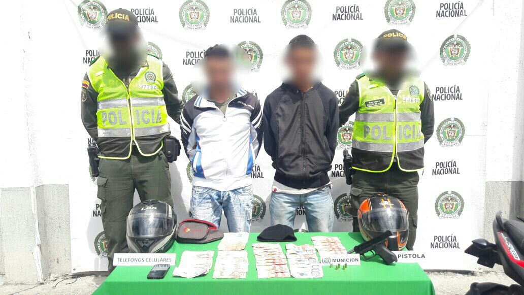 Capturamos a dos hombres luego de cometer un hurto en una estación de servicio capturados-atracadores-estacion-de-servicio-tulua-policia-valle