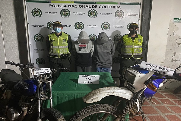 Uno de los detenidos estuvo involucrado en un homicidio cuando era menor de edad.  Capturados por el delito de hurto
