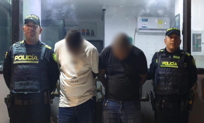 Dos polic&iacute;as, dos capturados