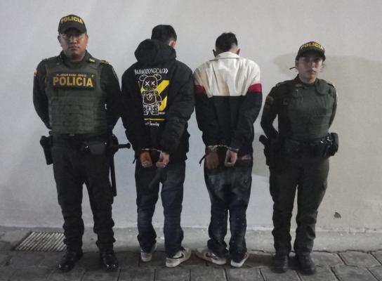 conductor y parrillero capturados por hurto a celular capturados sobre la vía principal del barrio la Carolina