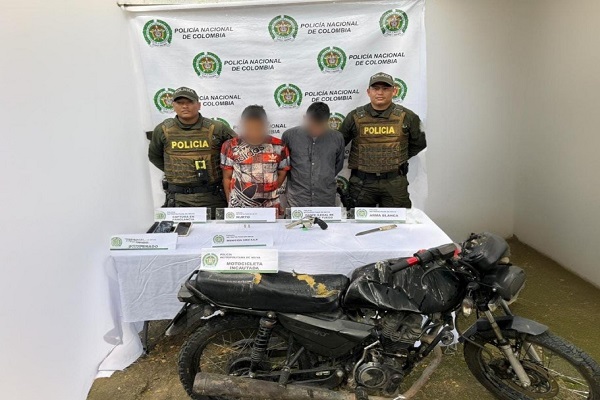 Dos Policías y dos capturados por hurto y porte ilegal de armas en Neiva