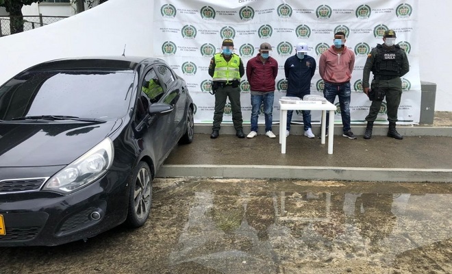 Capturamos tres sujetos que se movilizaban en un vehículo cargado de droga.