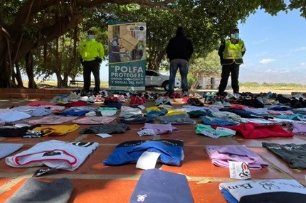 Capturamos-a-una-persona-por-vender-zapatos-y-ropade-marca-falsificados