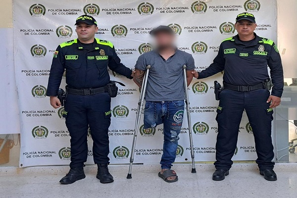 Dos Polic&iacute;as y una persona capturada por agredir a adulto mayor 