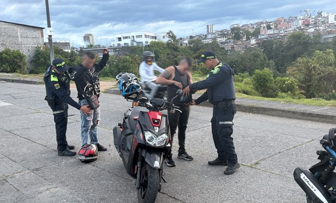 dos policías realizando registro a dos ciudadanos